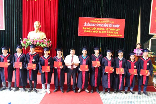 Trường ĐH Sư phạm TDTT Hà Nội trao 100 bằng tốt nghiệp đại học hệ liên thông chính quy