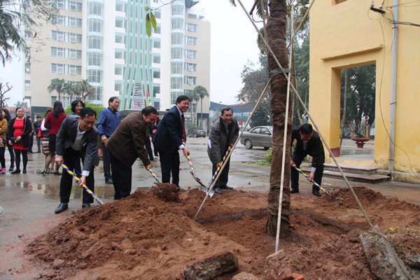 Trường Đại học Sư phạm TDTT Hà Nội gặp mặt đầu xuân và trồng cây nhớ Bác