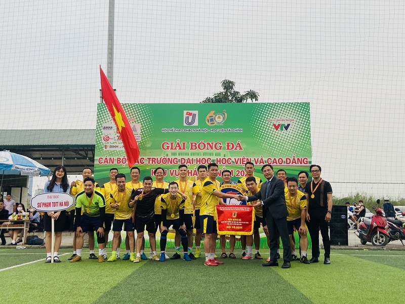 Nhà trường giành cup vô địch Giải bóng đá cán bộ các trường đại học, học viện và cao đẳng khu vực Hà Nội