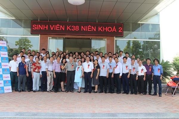 Cựu sinh viên K38 trở về Trường tổ chức kỷ niệm 10 năm ngày ra trường