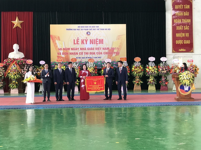 Nhà trường long trọng tổ chức Lễ kỷ niệm 40 năm Ngày Nhà giáo Việt Nam và đón nhận Cờ thi đua của Chính phủ