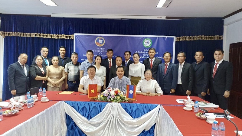 Đoàn đại biểu Nhà trường tham gia triển lãm giáo dục đại học tại Lào
