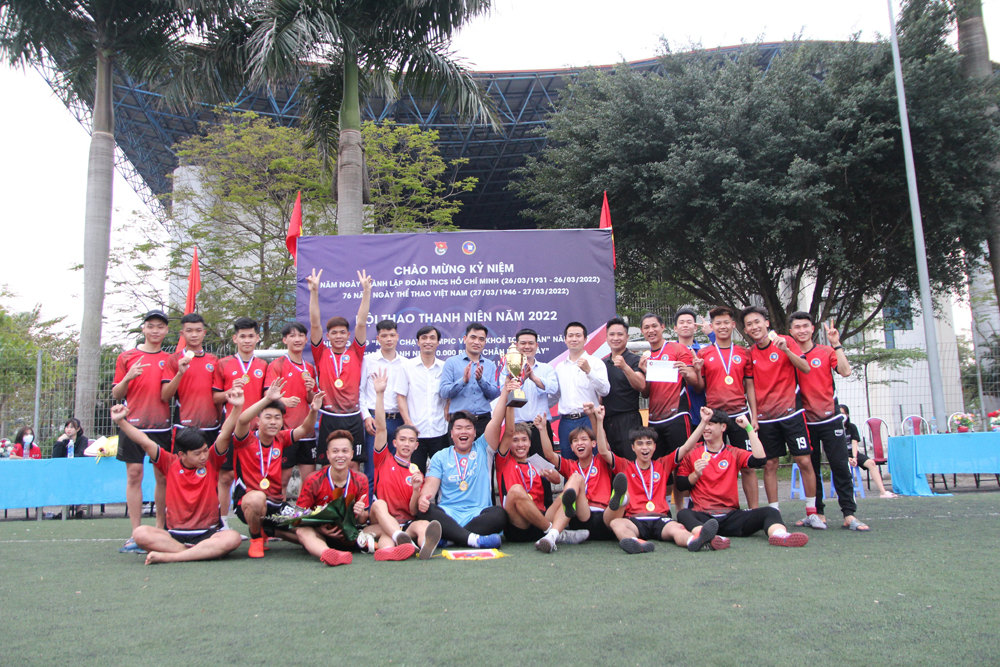 Đội bóng chi đoàn A7 giành cup vô địch Giải Bóng đá nam sinh viên K54