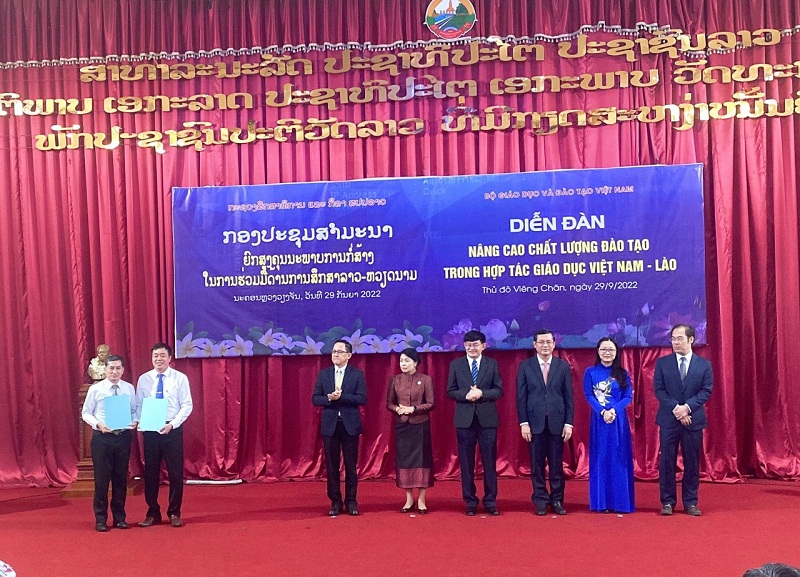 Đoàn đại biểu Nhà trường ký biên bản hợp tác ghi nhớ tại Diễn đàn nâng cao chất lượng đào tạo trong hợp tác giáo dục Việt Nam - Lào