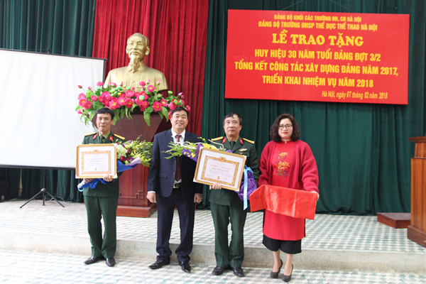 Đảng bộ Trường long trọng tổ chức Lễ trao Huy hiệu 30 năm tuổi Đảng và tổng kết công tác năm 2017, triển khai nhiệm vụ năm 2018