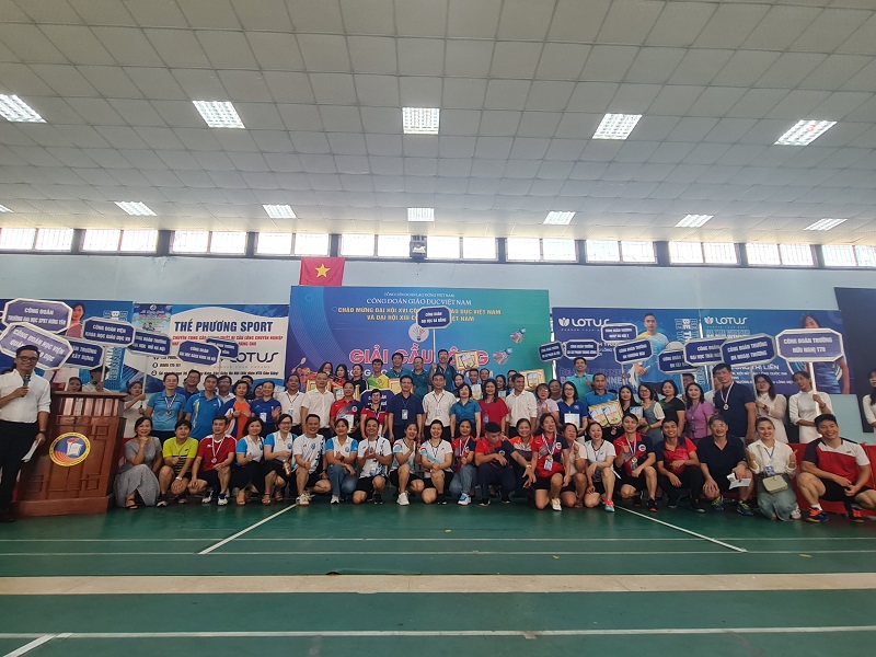Đội tuyển CĐ trường giành Nhất toàn đoàn Giải cầu lông cán bộ Công đoàn Giáo dục Việt Nam