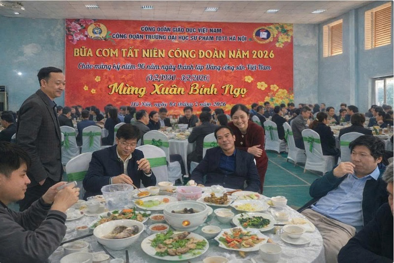BỮA CƠM TẤT NIÊN CÔNG ĐOÀN– HOẠT ĐỘNG THIẾT THỰC GÓP PHẦN XÂY DỰNG KHỐI ĐOÀN KẾT TRONG NHÀ TRƯỜNG
