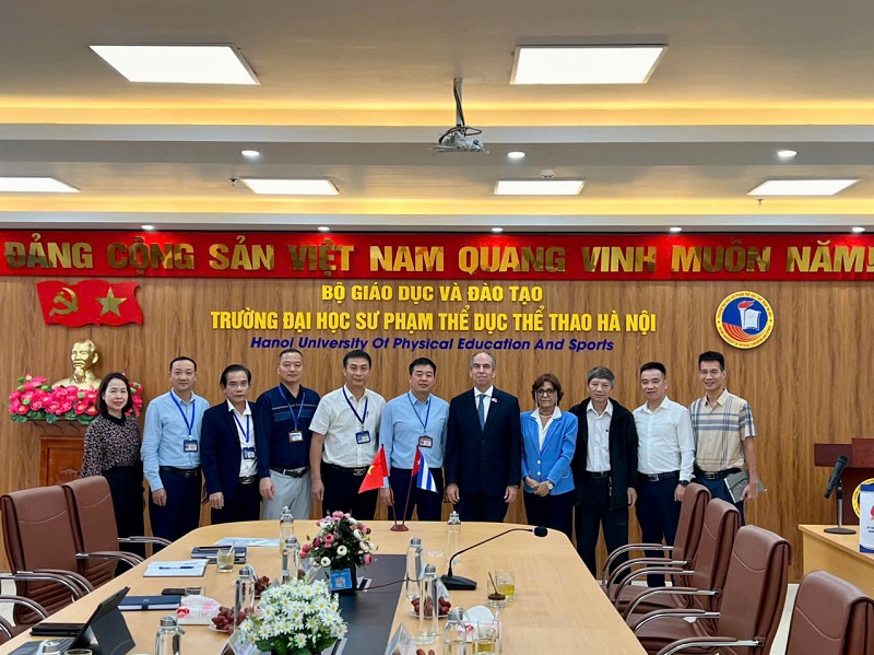 Đại sứ đặc mệnh toàn quyền  Cộng hòa Cuba tại Việt Nam  thăm và làm việc tại Trường