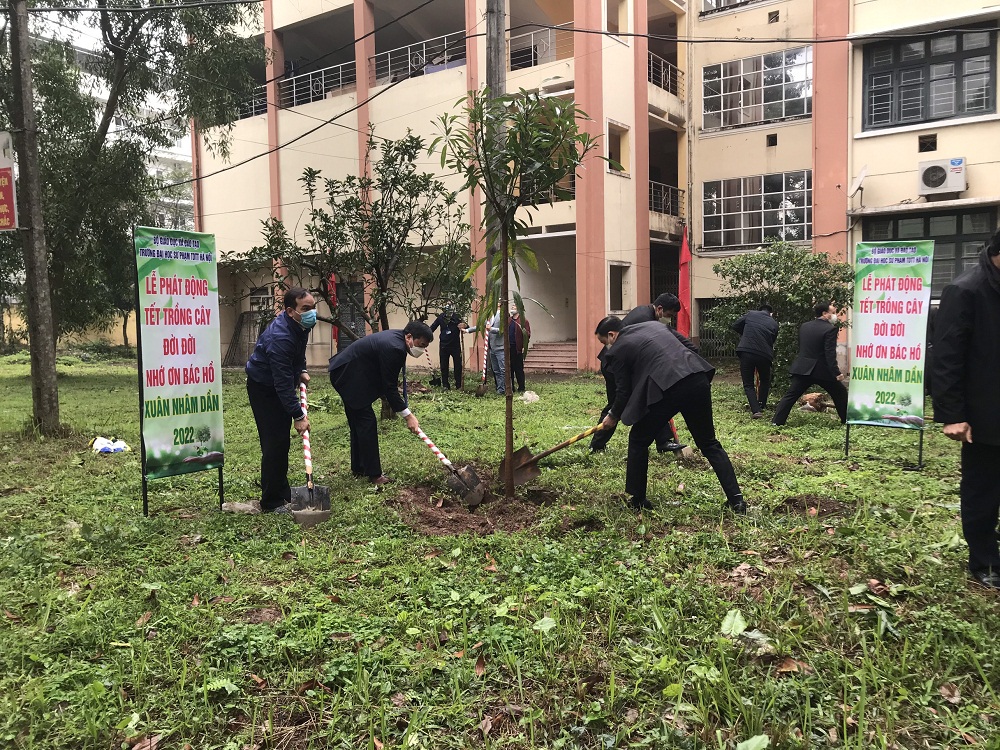 Nhà trường phát động Tết trồng cây đời đời nhớ ơn Bác Hồ Xuân Nhâm Dần 2022.