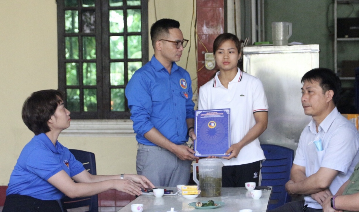 Nhà trường trao tiền hỗ trợ, động viên sinh viên Tô Thị Trang – VĐV Kurash