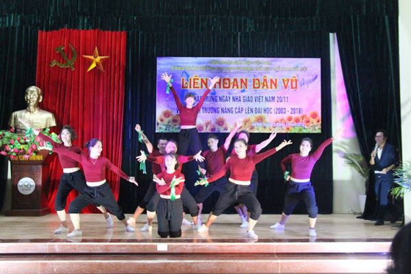 Công đoàn Trường ĐH Sư phạm TDTT Hà Nội tổ chức đêm Liên hoan Dân vũ chào mừng Ngày nhà giáo Việt Nam