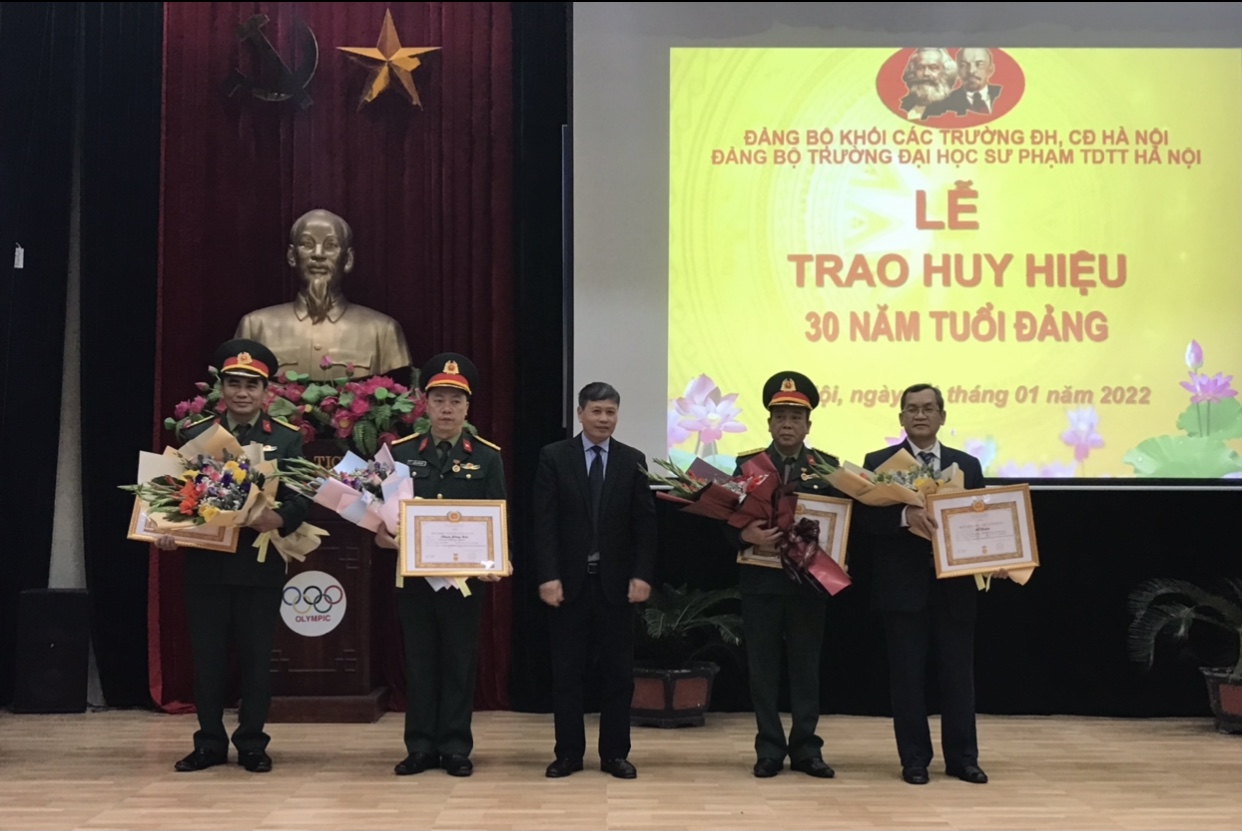 Đảng bộ Trường Đại học Sư phạm TDTT Hà Nội long trọng tổ chức Lễ trao Huy hiệu 30 năm tuổi Đảng