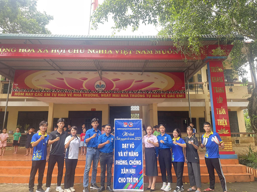 Xung kích tình nguyện vì trẻ em xã Vũ Bình, Lạc Sơn, Hoà Bình