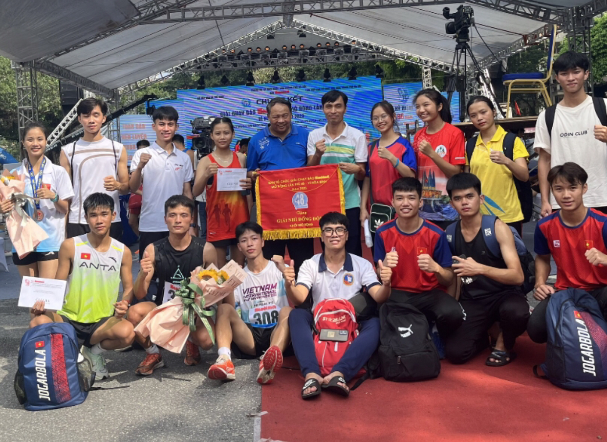 Đoàn VĐV Nhà trường giành giải nhì toàn đoàn Giải chạy Báo Hà Nội mới mở rộng lần thứ 48 