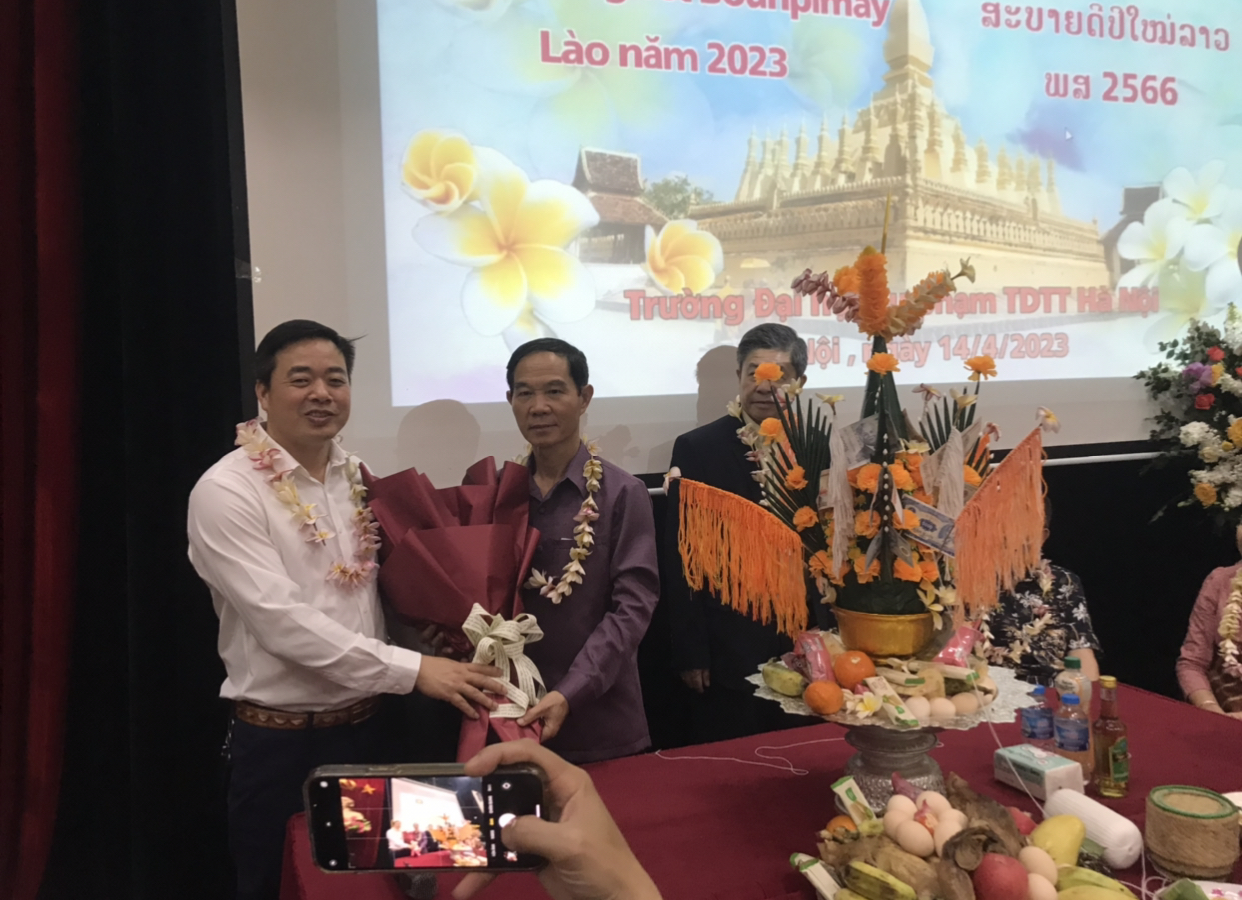 Nhà trường tổ chức Tết Bunpimay - 2566  cho Lưu học sinh Lào
