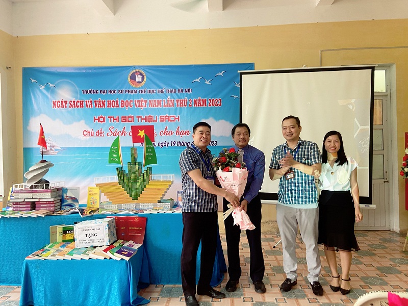 PGS.TS. Bùi Quang Hải trao tặng thư viện nhà trường hơn 40 đầu sách 