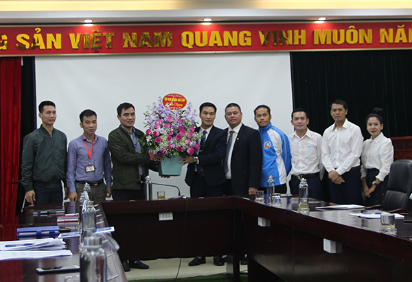 Lưu học sinh Lào tặng hoa chúc mừng 60 năm Ngày Thành lâp Trường