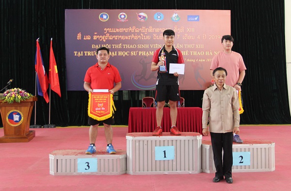 Lễ bế mạc Đại hội Thể thao sinh viên Lào lần thứ XIII tại Trường ĐHSP TDTT Hà Nội - Trao 8 chiếc cup vàng và 16 cờ lưu niệm
