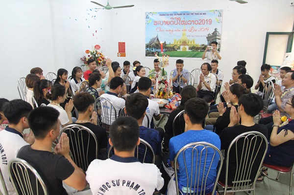  Cán bộ, giảng viên, sinh viên Nhà trường mừng Tết cổ truyền cùng lưu học sinh Lào