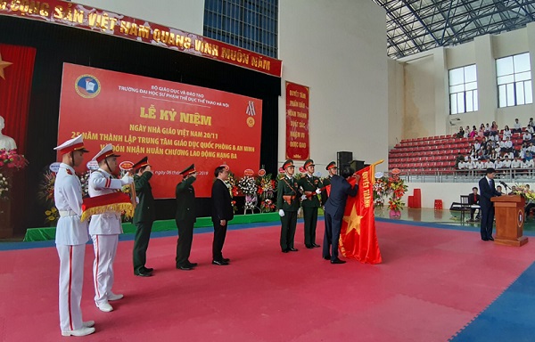 	 Trung tâm GDQP&AN - Trường Đại học Sư phạm TDTT Hà Nội vui mừng đón nhận Huân chương lao động hạng Ba