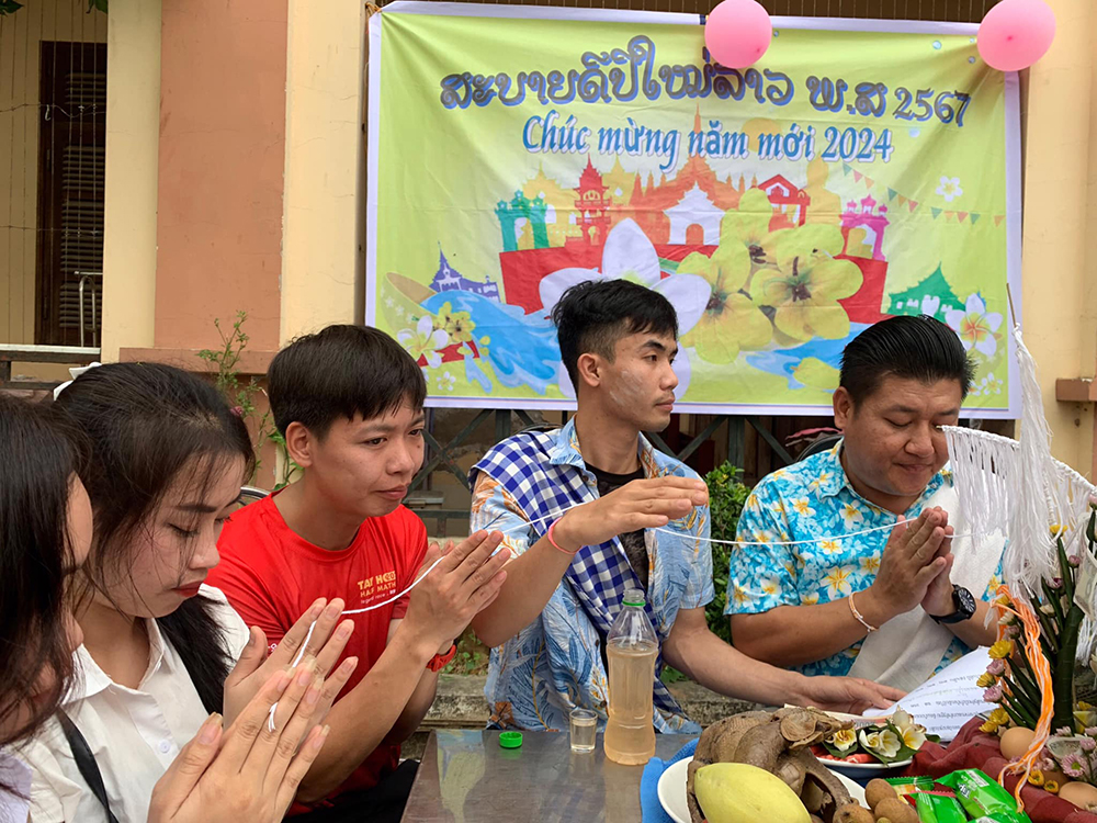 Nhà trường tổ chức vui Tết Bunpimay cho lưu học sinh Lào