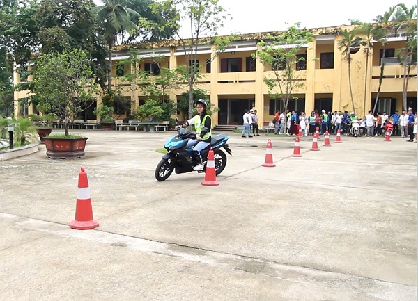 Tập huấn kiến thức An toàn giao thông, kỹ năng lái xe an toàn và thay dầu xe miễn phí tại Trường năm 2020