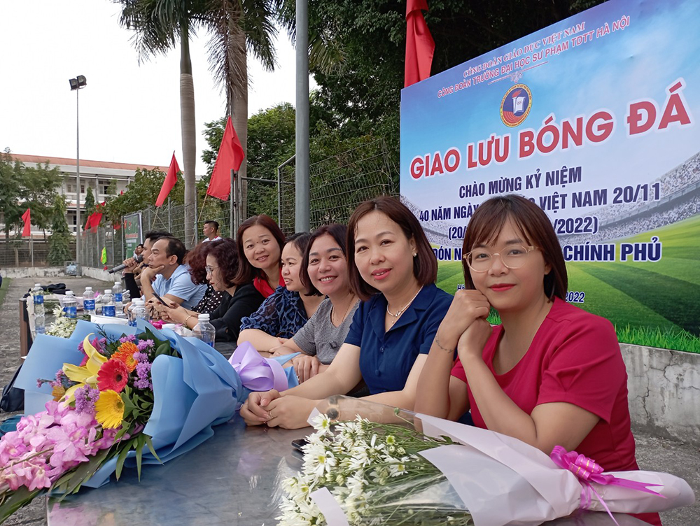 Công đoàn Trường tổ chức giao lưu bóng đá chào mừng ngày Nhà giáo Việt Nam 20/11