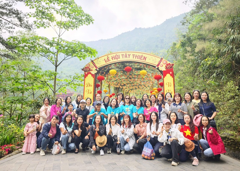 CÔNG ĐOÀN TRƯỜNG ĐẠI HỌC SƯ PHẠM TDTT HÀ NỘI TỔ CHỨC CHO NỮ CÁN BỘ, GIẢNG VIÊN THAM QUAN VỀ NGUỒN NHÂN KỶ NIỆM 8/3