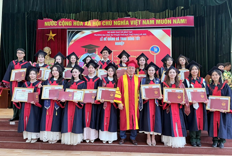 LỄ BẾ GIẢNG VÀ TRAO BẰNG TỐT NGHIỆP ĐẠI HỌC CHÍNH QUY ĐỢT 1 NĂM 2026: DẤU MỐC TRƯỞNG THÀNH CỦA 236 TÂN CỬ NHÂN HUPES